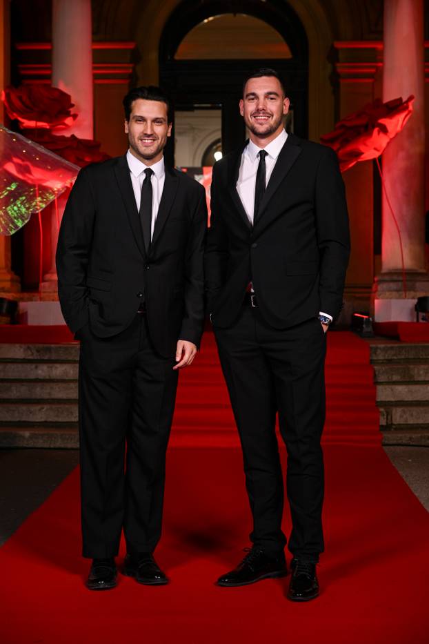 Zagreb: Dolazak uzvanika na dodjelu medijske nagrade "Večernjakova ruža" u Hrvatskom narodnom kazalištu