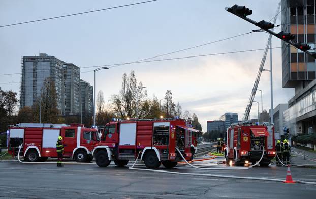 Zagreb: Nastavlja se gašenje Vjesnikovog nebodera, teška noć iza vatrogasaca