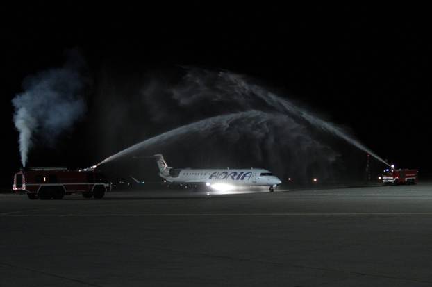 Rijeka: Nakon slijetanja u zra?nu luku igra?i HNK Rijeke proslavili pobjedu na Korzu