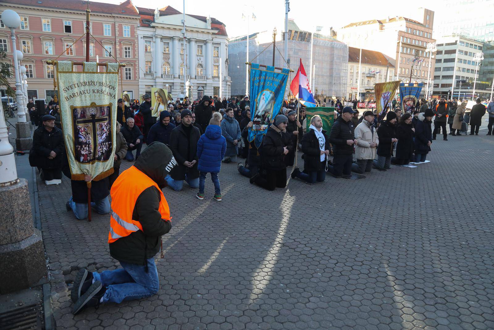 Zagreb: Muškarci na koljenima mole krunicu za čednost žena i domovinu