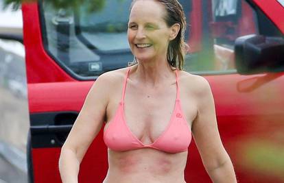 Nakon prekida: Helen Hunt je u rozom bikiniju 'zajahala' valove