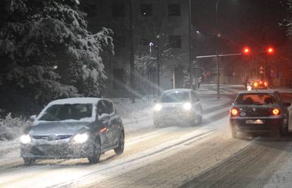 Opet snijeg na kopnu, jaka bura na Jadranu: Ceste su zaleđene!
