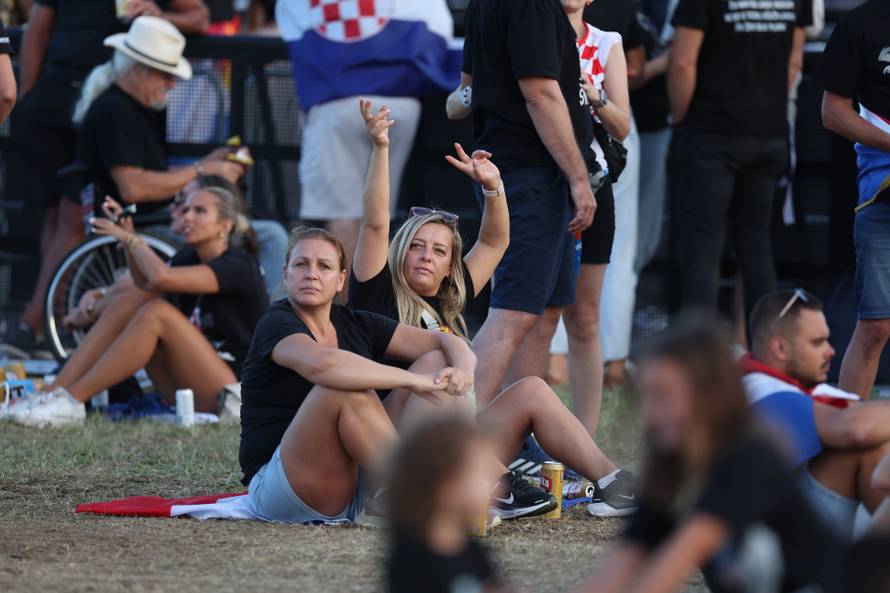 Sinj: Thompsonovi obožavatelji čekaju početak koncerta na hipodromu