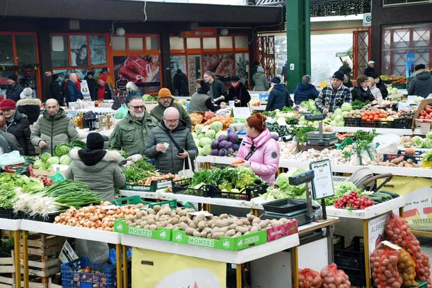 Bogata ponuda na gradskoj tržnici u Sisku