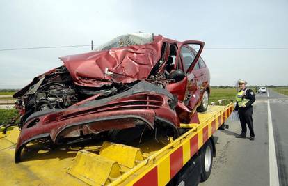 Vlak na prijelazu naletio na auto, vozač ozlijeđen