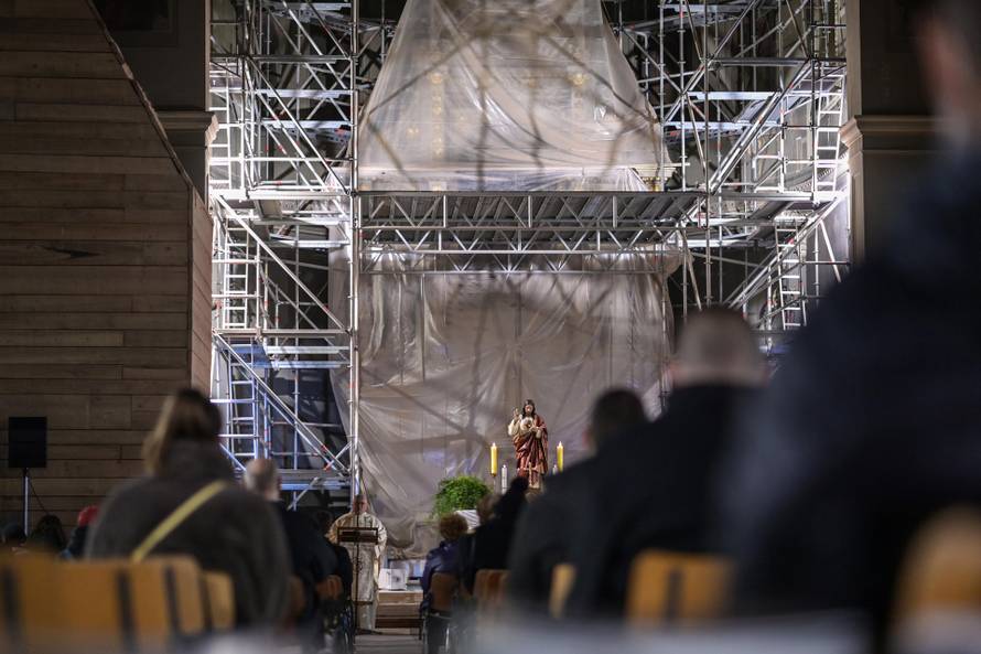 FOTO U bazilici Srca Isusova u Palmotićevoj prvi puta nakon razornog potresa služili misu
