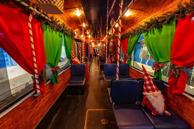 Osijek: Božićni duh u posebno uređenom tramvaju koji će prevoziti putnike u vožnji gradom pored Drave