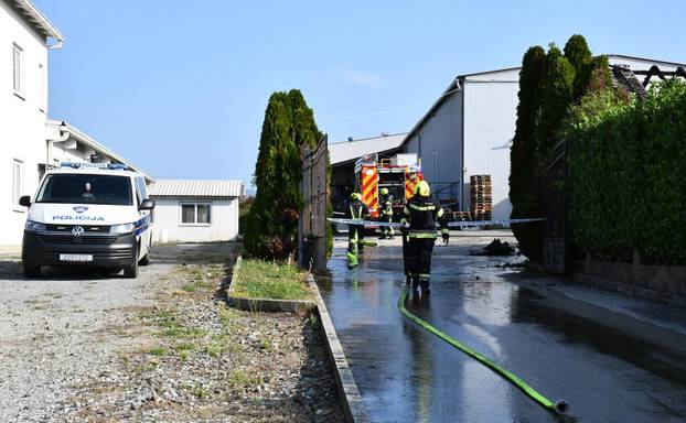 FOTO Izgorjeli skupocjeni auti kraj Požege: Viličarima ih iznosili da spriječe katastrofu