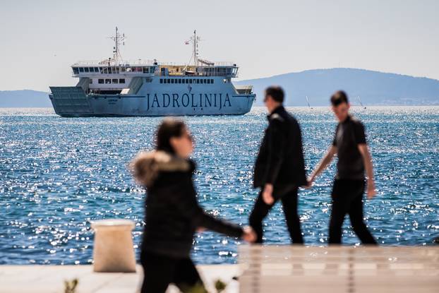 Split: Građani i turisti koriste toplo i sunčano vrijeme za šetnju i istraživanje grada