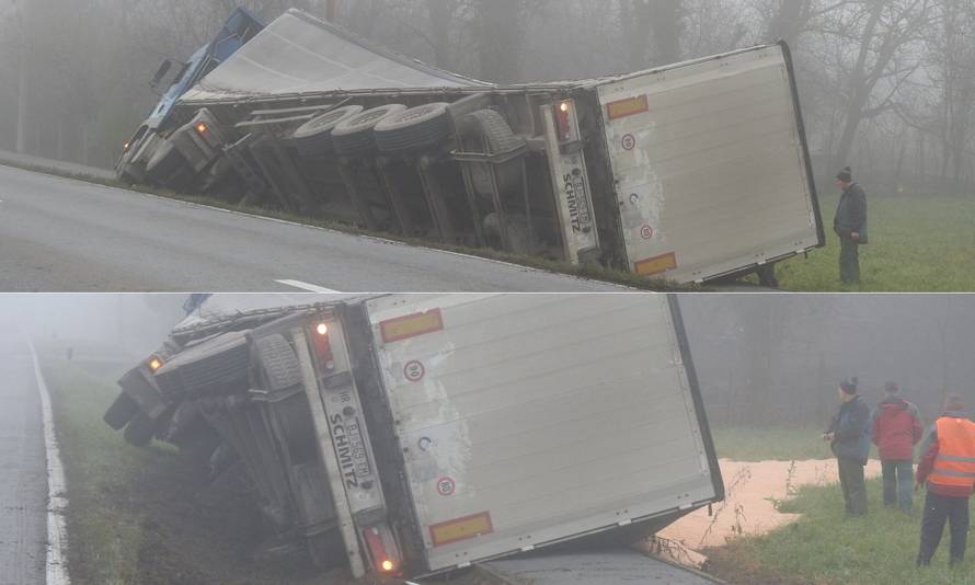 Prevozio kukuruz: Zbog skliske ceste i magle je završio u jarku