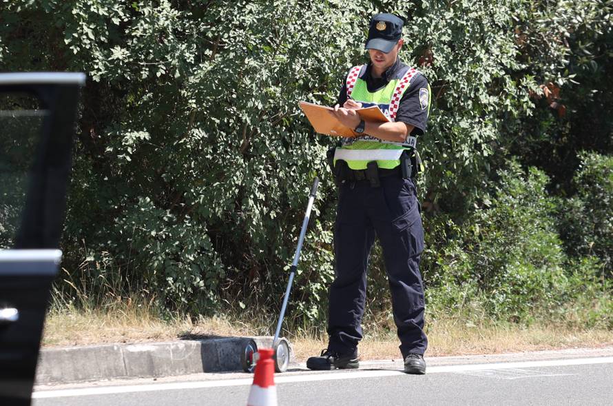 Šibenik: Sudar automobila i vozila saniteta kod Morinjskog mosta, šest osoba prevezeno u bolnicu 