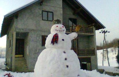 Snjegović u Ravnoj Gori visok je preko četiri metra