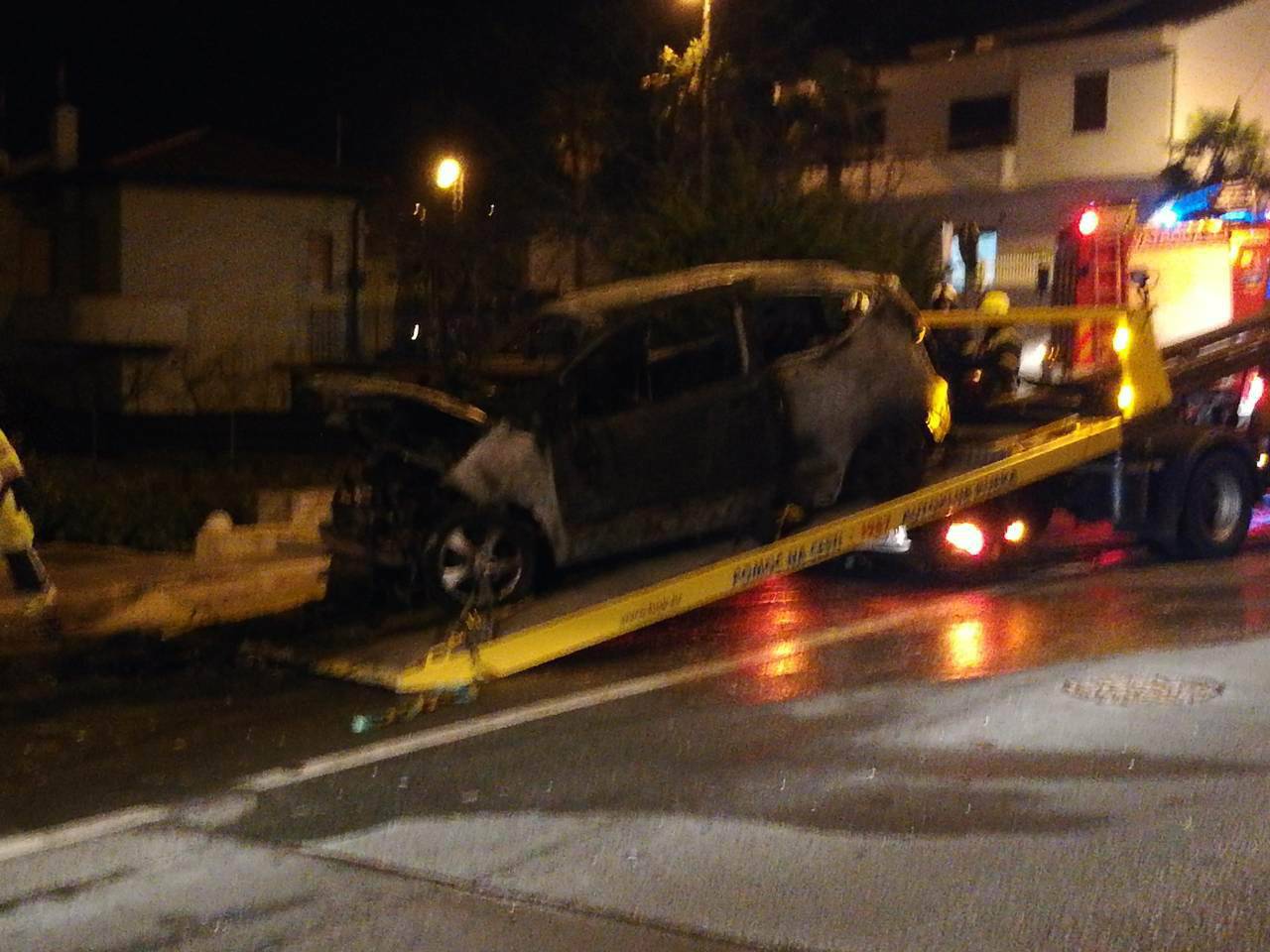 U Matuljima planuo Mercedes, vozačica (37) na vrijeme izašla