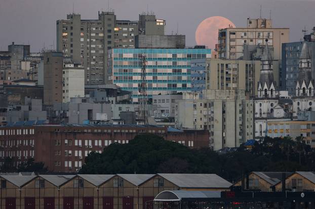 A super-moon, know as the Blue Moon appears in Brazil