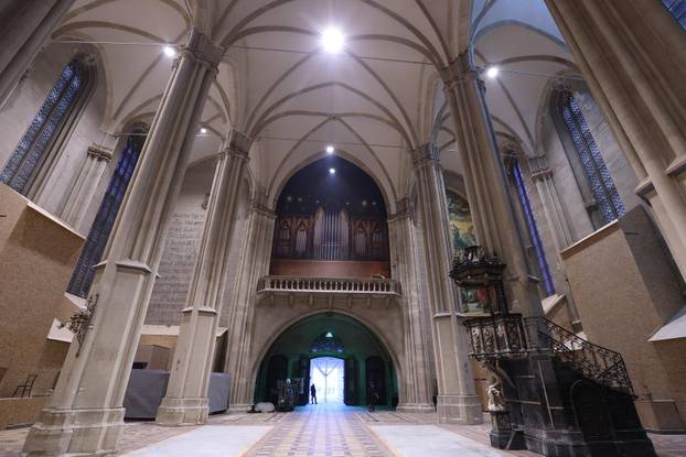 Zagreb: Andrej Plenković i mons. Dražen Kutleša obišli i razgledali obnovljenu unutrašnjost katedrale