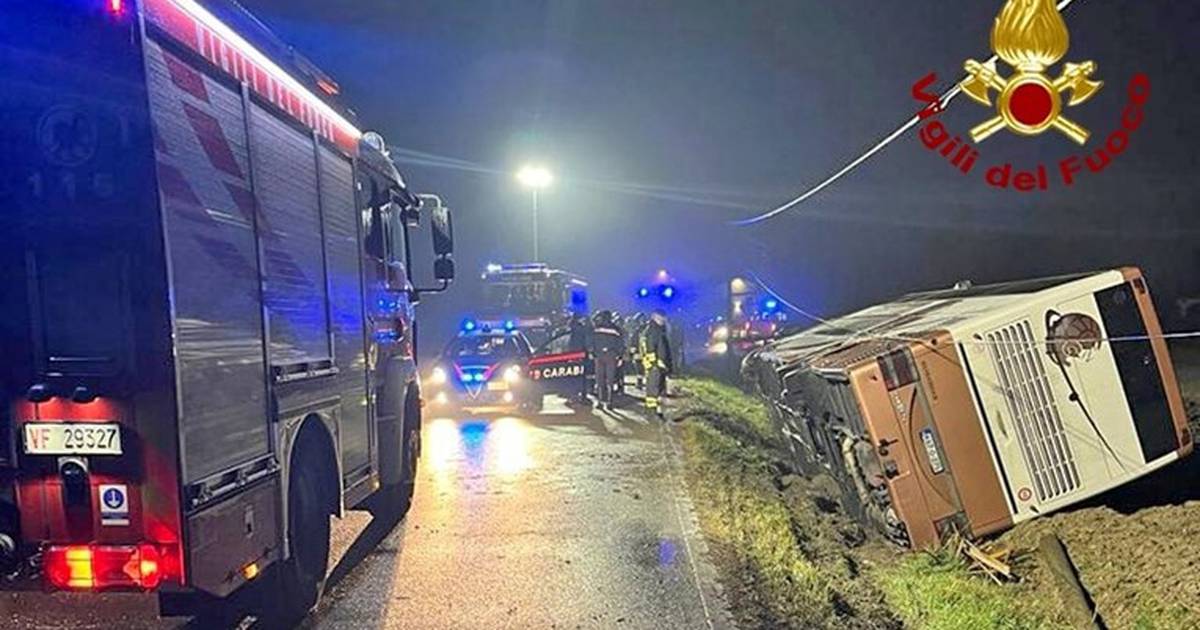 Tourist bus from Bosnia and Herzegovina overturns near Venice, leaving 10 injured