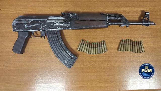 FOTO Maloljetnik u Međimurju skrivao automatsku pušku i 20-ak streljiva u obiteljskoj kući...