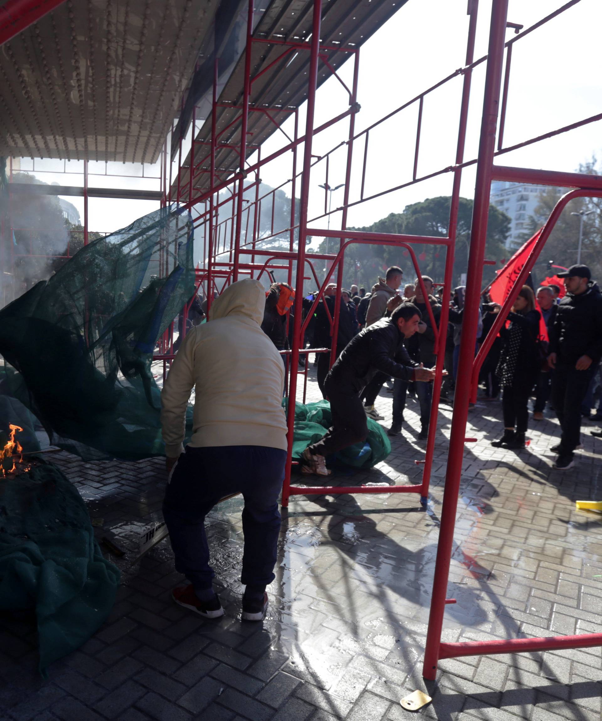 Albanian protesters try to break into government building