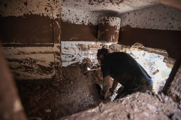 Jablanica: Ispod ruševina kuća traje potraga za žrtvama 