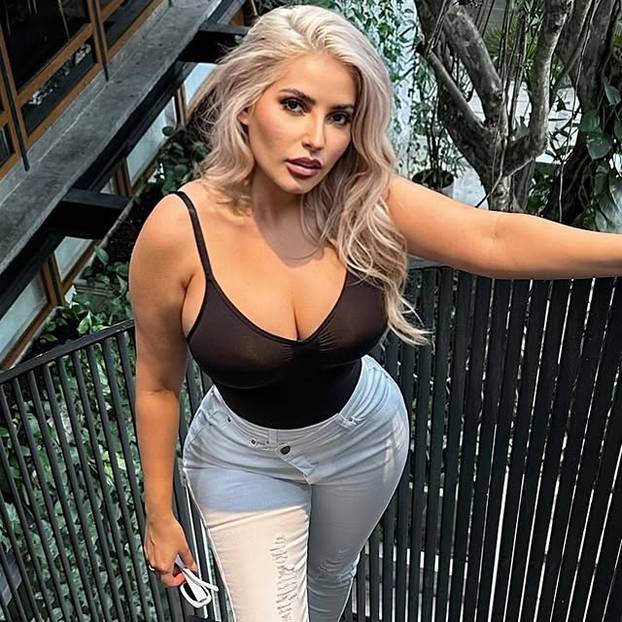 FOTO Uz nju ne trebate darove: Bujna ljepotica zna uklopiti atribute u blagdansku estetiku