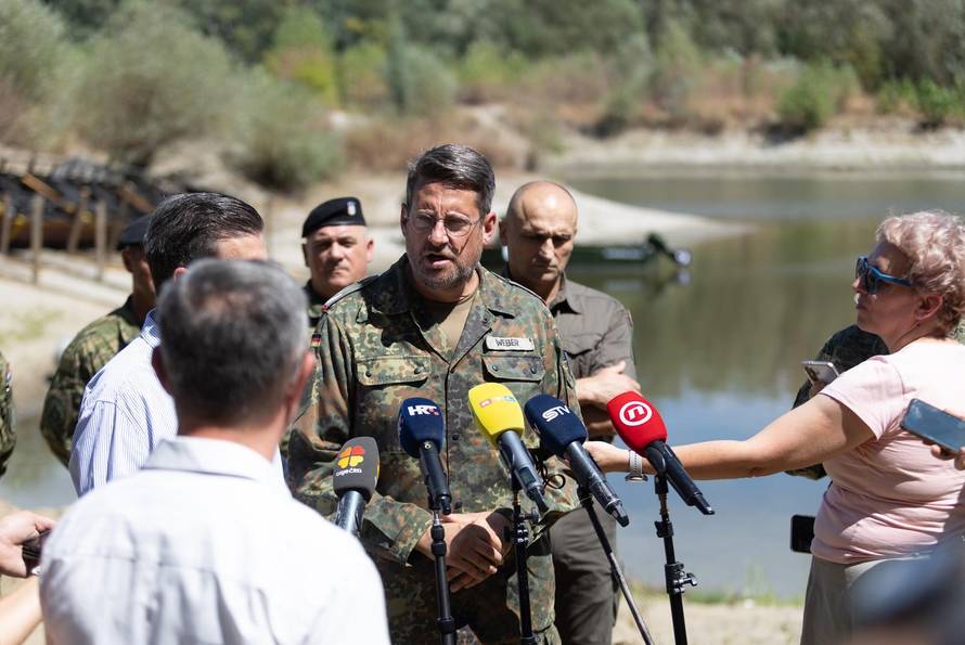 Osijek: Ministar Ivan Anušić na izvlačenju replike nasukanog antičkog rimskog broda na obali rijeke Drave