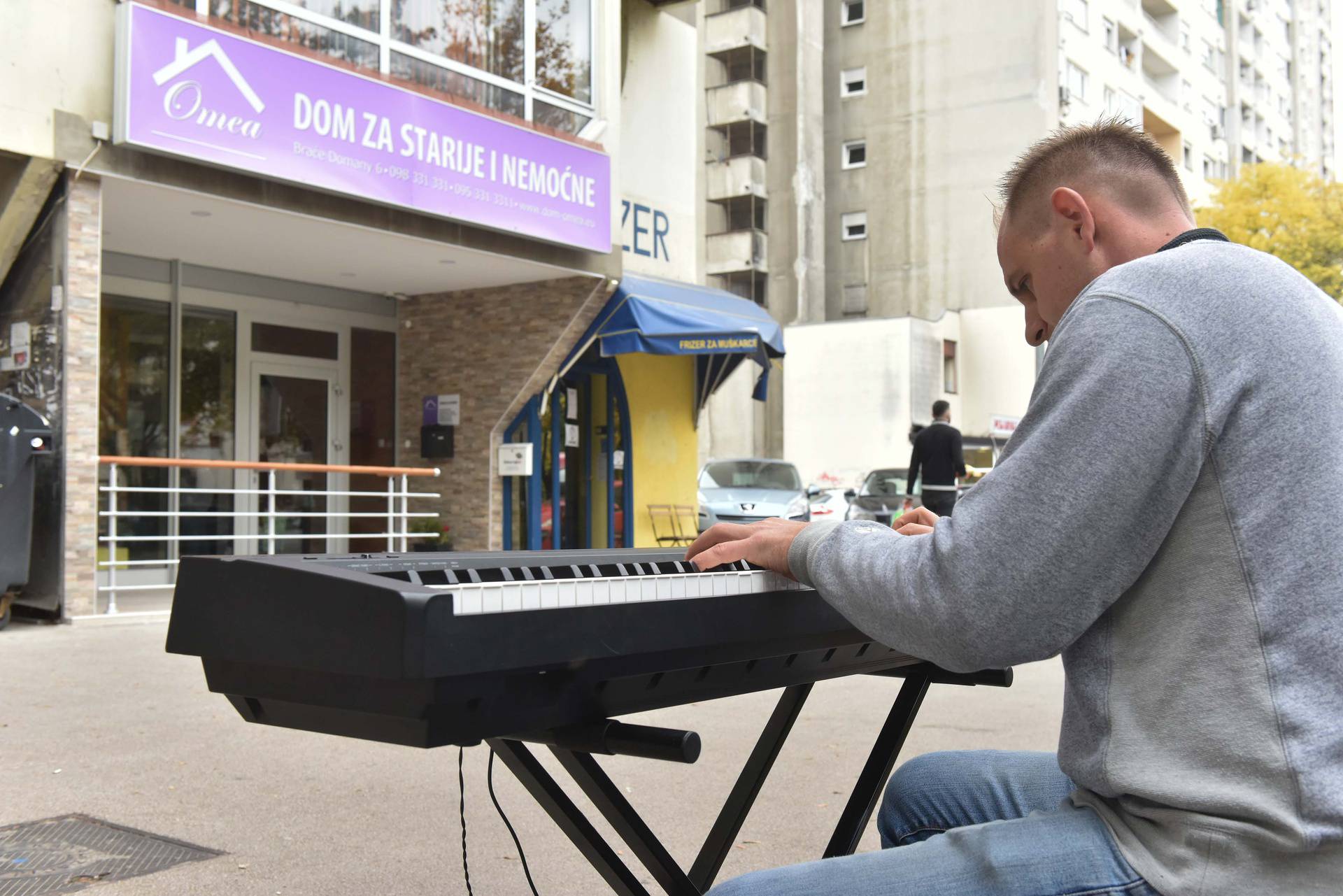 Svira pred domom za starije i uveseljava ih: 'Zovu da dođem češće, uživaju u mojoj glazbi...'