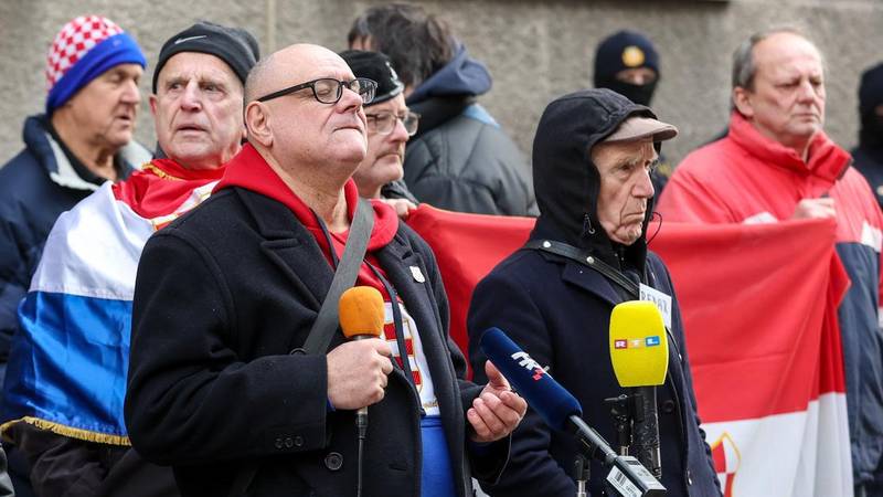 Desničari na čelu s Kelemincem pred Tomaševićevim stanom urlali Thompsonove pjesme
