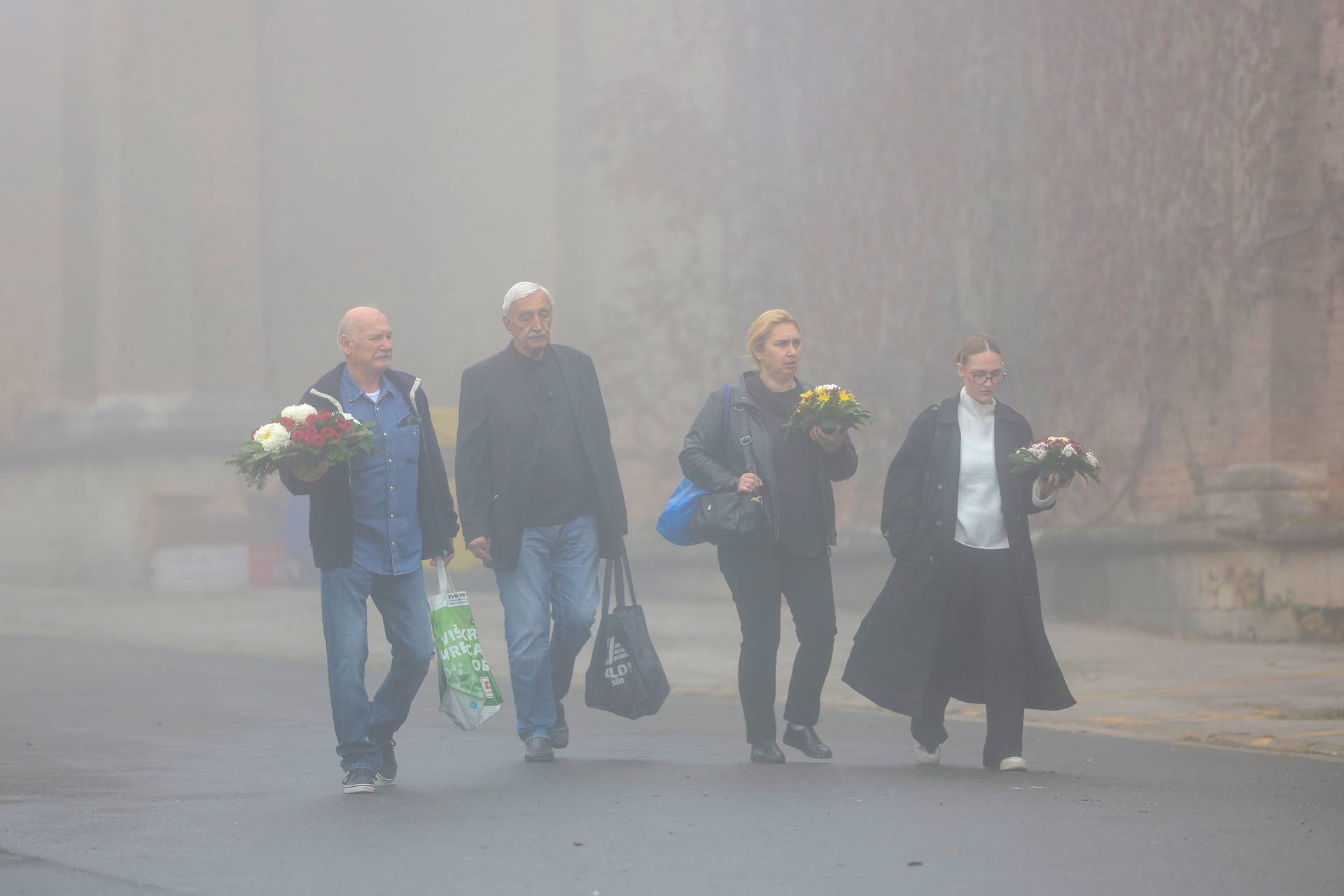 Zagreb: Maglovito i prohladno jutro na užurbanom Mirogoju