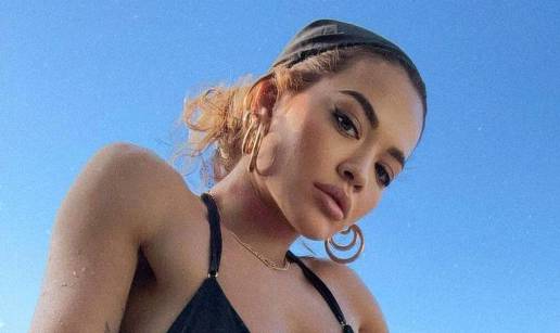 Bazen, minijaturni bikini i dobra klopa: Rita Ora uživa u čarima luksuza na idiličnoj lokaciji...