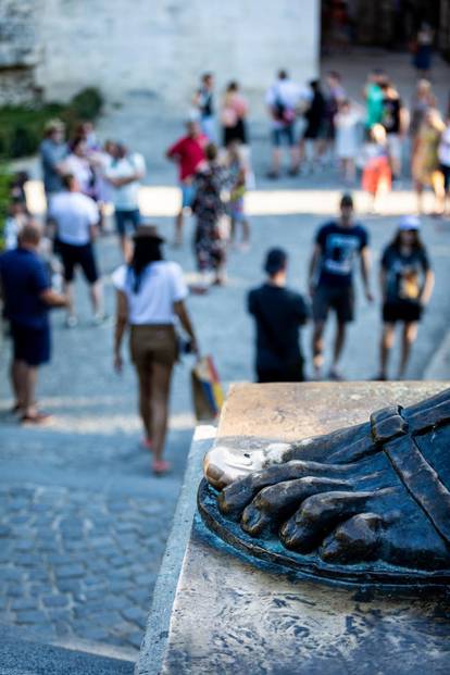 Split: Oštećen palac kipa Grgura Ninskog