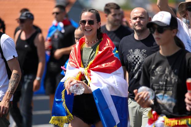 Zagreb: Tisuće fanova Thompsona prolazi Mostom mladosti koji je zatvoren za promet