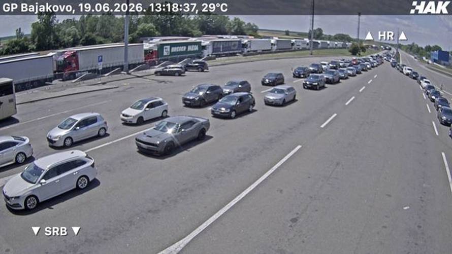 FOTO Skratili petak i požurili na produženi vikend: Ogromna gužva kod Lučkog prema moru