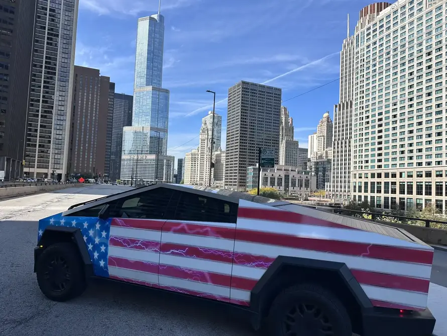 CYBERDREK Kamere je snimile kako maže izmet po Teslinom autu: 'E sad ću joj uništiti dan'