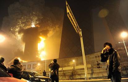 Kina: Toranj novog hotela izgorio u velikom požaru