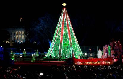 Popeo se na božićno drvce pred Bijelom kućom: 'Spuštajte ga!'