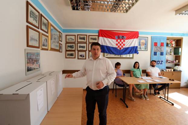 Novi Vinodolski: Oleg Butković glasao na unutarnjim izborima HDZ-a