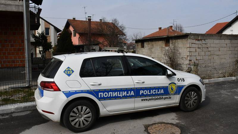 HOROR U BIH Muškarac punicu ubio pištoljem i teško ranio suprugu. Ozlijedio je i sebe