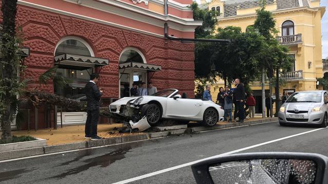 Krš i lom u Opatiji: Porscheom 'pobrala' palmu ispred hotela