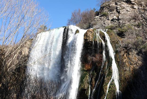 Knin: Slap Kr?i?, poznatiji kao Topoljski buk ili Veliki buk ukrašen dugom