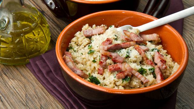 Rižoto iz pećnice sa slaninom: Odlična ideja za fini topli obrok