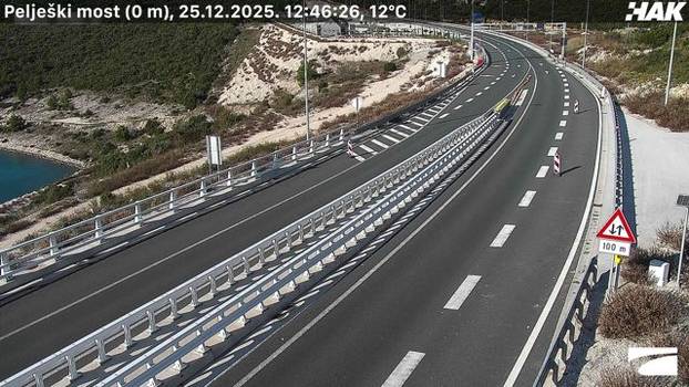 FOTO Pogledajte kakvo je stanje na cestama u Hrvatskoj: Snijeg u Lici, sunce 'provirilo' na jugu