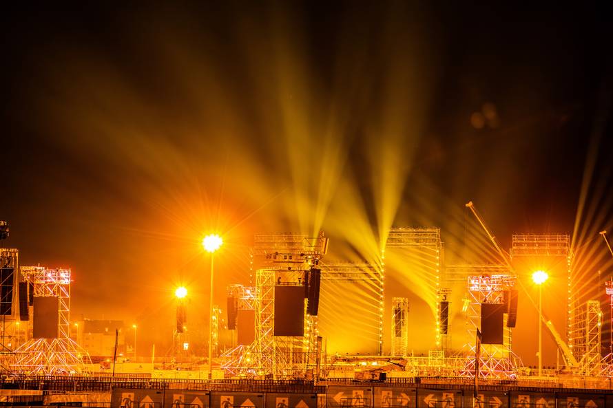 Zagreb: Spektakularna svjetlosna proba na Hipodromu uoči Thompsonovog koncerta