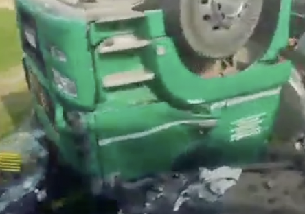 VIDEO Cisterna se prevrnula u kanal: Vatrogasci spašavali vozača, prikliještilo mu nogu