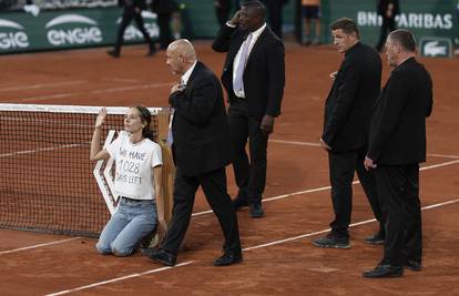 Prekinuli su polufinale Roland Garrosa, djevojka se zavezala za mrežu: Imamo još 1028 dana