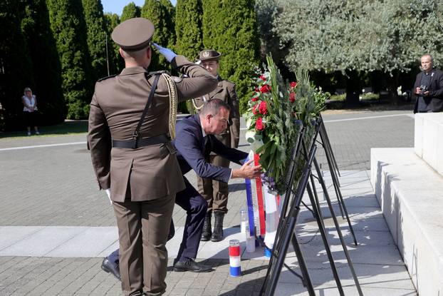 Vukovar: Polaganje vijenaca na Memorijalnom groblju povodom obilježavanja Dana sjećanja na nestale
