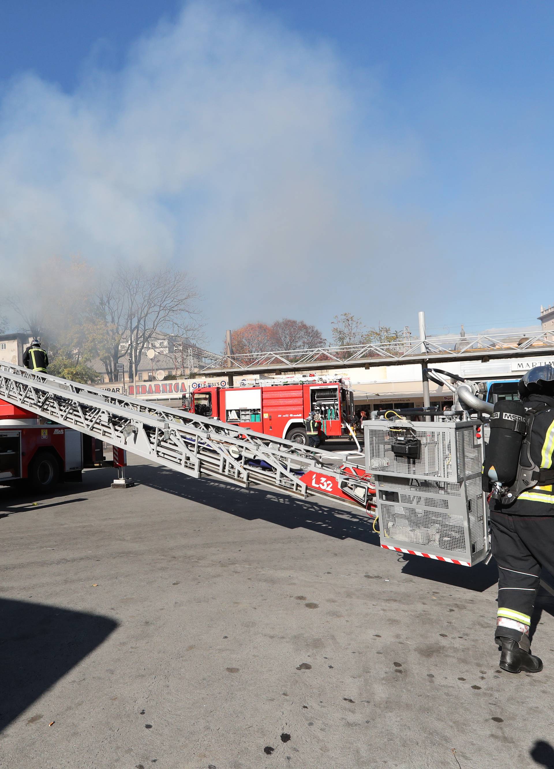 Požar kod Glavnog kolodvora: Zapalila se napuštena trgovina