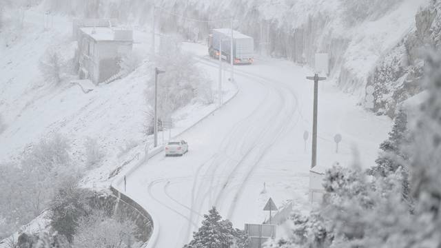 Zbog snijega i leda zatvoren dio Jadranske magistrale od Piska do Donjih Brela