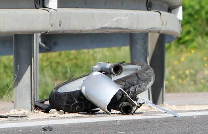 Motocikl se sudario s autom te se zapalio, vozač je poginuo 