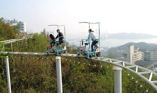 U Japanu ljudi pedaliraju na visokom rollercoasteru