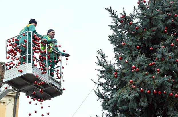 Sisak: Ukrašavanje božićnog drveta u središtu grada